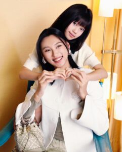 Louise Wong Instagram - Happy Mother’s Day!🌻🤍 祝天下母親每天都幸福快樂～ #ToryBurchHK #ToryBurchSS24 #TMonogram Photos @oliviatsanghk Makeup @pinkyku Hair @kolen128