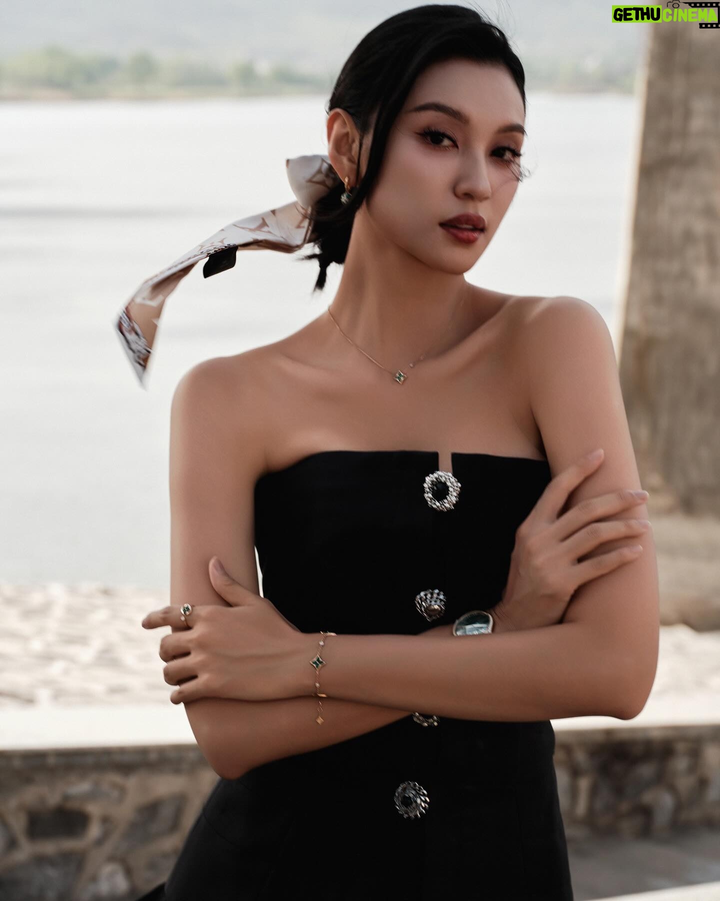 Louise Wong Instagram - 在時裝的世界裡工作了10多年,有幸今次成為北京電影節 - 電影與時尚單元的評委,實在深感榮幸。 謝謝邀請🙏🏻☺️✨ It’s my honored to be a judge at this year’s Beijing International Film Festival for the fashion short film competition . Thank you for having me. Dress and jewellery @louisvuitton Watch @omega
