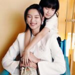 Louise Wong Instagram – Happy Mother’s Day!🌻🤍
祝天下母親每天都幸福快樂～ 

#ToryBurchHK
#ToryBurchSS24
#TMonogram

Photos @oliviatsanghk 
Makeup @pinkyku 
Hair @kolen128