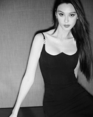 Louise Wong Instagram - @versace 🖤