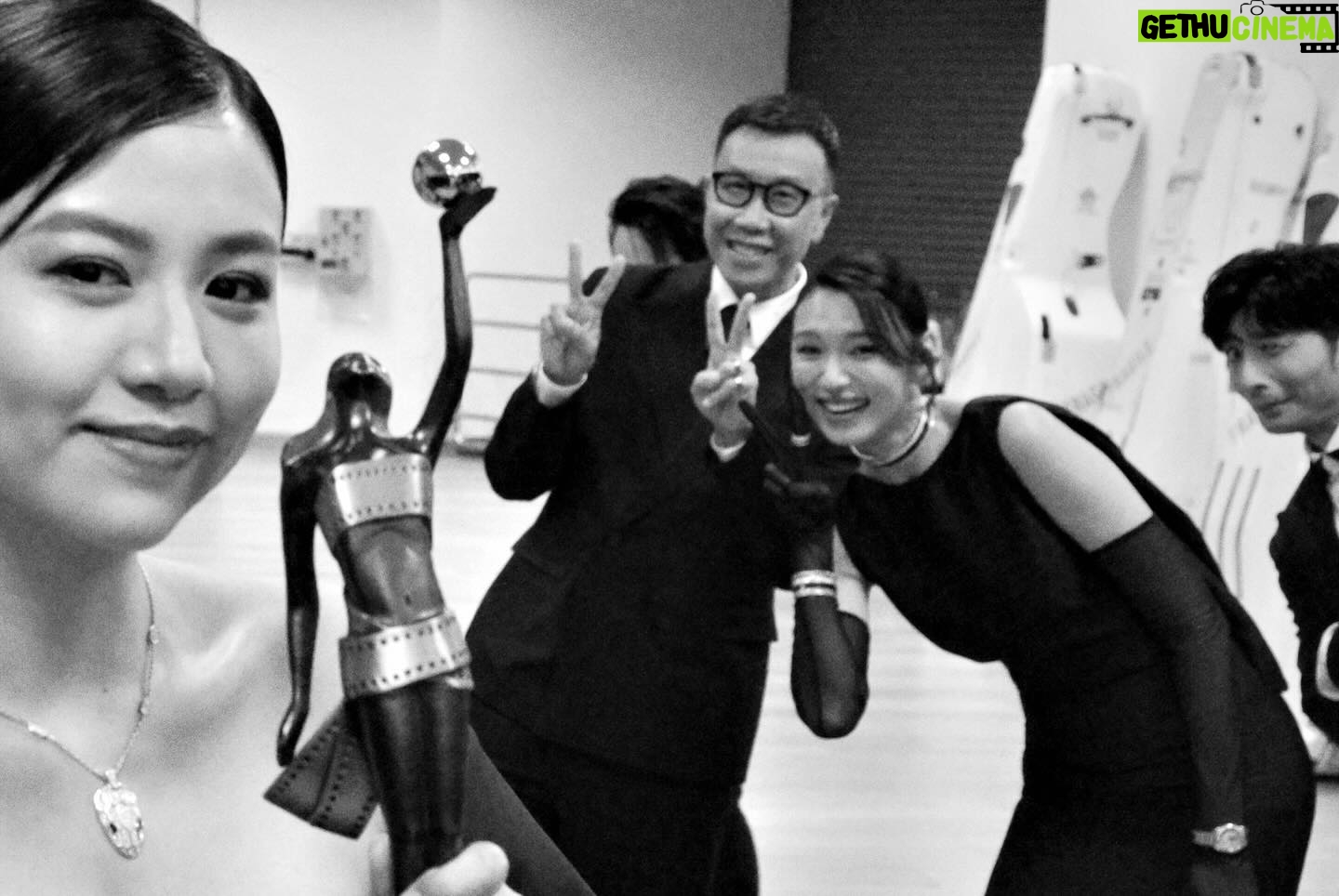Louise Wong Instagram - 一個有笑有淚,令人情緒起伏不定像坐過山車一樣的晚上🎢記憶仍然猶新。 近距離聽了很多台上獲獎的得獎感言,看着每一位所付出的努力、堅持和耐性終於獲得回報和肯定,看着有這一群熱血追夢的人在為香港電影努力,真的很感動🥹我第一年參與的回憶也全都湧現心頭。 希望我可以繼續留在這個夢工場,繼續努力讓大家看見我的進步,並成為一個值得支持的好演員吧💪🏼 當頒發全晚最後一個獎項 -最佳電影時,聽到是枝裕和導演口中說出” A Guilty….” 我真的已經緊張得血壓極速飆升📈omggg! (從來自己的提名都沒有感覺這麼緊張🙈) 然後在台上聽到子華神的speech 真的說到我們的心裏去,眼淚差點沒忍住🥺 真的太好了! 一個屬於毒舌大狀幕前幕後所有團隊的獎項🏆能夠和這麼優秀的團隊一起合作真的感到很幸運幸福🌟 Congratulations for the Best Film Award!! 再次恭喜 @aguiltyconscience_movie ❤️ 還有各位得獎者🥳👏🏻🎉 @hongkongfilmawards #第42屆香港電影金像獎 @aguiltyconscience_movie #毒舌大狀 Photos @klckin Makeup @pinkyku Hair @kolen128 Stylist @ansonlaucf1107 Stylist assistant @chiakincy Assistant @chungxd 黑白相攝影大師 @tsekwanhoho Dress @maisonmet (Red Carpet) @theclique.hk @givenchy (Ceremony) Watches @omega Jewellery @boucheron Cosmetics @guerlain Special thanks @autumnliu0 @ivy.ho.75641 @iowntheelephants @tsuivenus @stedel34 @missnanaliu @ggtsoi