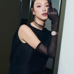 Louise Wong Instagram – 時間在逐秒流逝，我們可以做到的，只有盡力活好和珍惜當下的每一分每一秒⏳

能趕及回來參與金像獎的紅地氈，實在感覺夢幻。希望你們也喜歡我今次的造型吧🥰

Watches from @omega 

outdoor – OMEGA Constellation Meteorite 29mm watch in Sedna Gold™️✨

indoor – OMEGA Seamaster Aqua Terra 34mm Sedna Gold™️ watch with snow-setting diamonds 💎 

@hongkongfilmawards
#第42屆香港電影金像獎