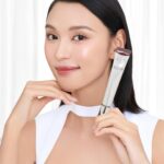 Louise Wong Instagram - 想看起來更有氣質內涵，除了提升自信之外，充滿內涵的護膚品都好緊要！ 最近我認識了充滿內涵的新朋友🤍💛佢就係連續16年日本銷量 No.1抗衰老護膚品牌，由資生堂集團創立的日本人氣膠原專家ELIXIR✨40年來專注膠原科研智慧，令肌膚彈潤散發「水玉光」 ✨咁有實力梗係要介紹埋俾大家啦😉 新推出 #高純維A重點抗皺精華霜 真係一試愛上，難怪連續６年成為No.1抗皺產品。佢有日本厚生勞動省唯一認證高純維他命A，新加入維A導入膠原精華，瞬即軟化角質層，讓高純維A更快速滲透至肌底，48小時膠原自生，2 個星期就可以改善深度紋理，堅持日日用，眼紋同笑紋真係有減淡到！ 每日出門口配合埋ELIXIR #亮白淨斑妝前防曬底霜 ，佢擁有日本厚生勞動省最高防曬標準SPF50 PA  ，無疑係實力派防曬專員，仲可以幫助皮膚促進膠原自生，同時溫和亮白成分m-傅明酸亦可抑制黑色素、預防色斑，令肌膚24小時深層保濕，輕鬆打造宛如天生的透明感！   如果你都想好似我咁每日皮膚都飽滿健康，充滿自然光澤感✨就快啲同佢握握手做個好朋友啦😉🤝 #ELIXIRHK #膠原專家ELIXIR #40年膠原科研 #連續16年日本No1 #水玉光