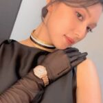 Louise Wong Instagram – 時間在逐秒流逝，我們可以做到的，只有盡力活好和珍惜當下的每一分每一秒⏳

能趕及回來參與金像獎的紅地氈，實在感覺夢幻。希望你們也喜歡我今次的造型吧🥰

Watches from @omega 

outdoor – OMEGA Constellation Meteorite 29mm watch in Sedna Gold™️✨

indoor – OMEGA Seamaster Aqua Terra 34mm Sedna Gold™️ watch with snow-setting diamonds 💎 

@hongkongfilmawards
#第42屆香港電影金像獎