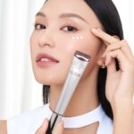 Louise Wong Instagram - 想看起來更有氣質內涵，除了提升自信之外，充滿內涵的護膚品都好緊要！ 最近我認識了充滿內涵的新朋友🤍💛佢就係連續16年日本銷量 No.1抗衰老護膚品牌，由資生堂集團創立的日本人氣膠原專家ELIXIR✨40年來專注膠原科研智慧，令肌膚彈潤散發「水玉光」 ✨咁有實力梗係要介紹埋俾大家啦😉 新推出 #高純維A重點抗皺精華霜 真係一試愛上，難怪連續６年成為No.1抗皺產品。佢有日本厚生勞動省唯一認證高純維他命A，新加入維A導入膠原精華，瞬即軟化角質層，讓高純維A更快速滲透至肌底，48小時膠原自生，2 個星期就可以改善深度紋理，堅持日日用，眼紋同笑紋真係有減淡到！ 每日出門口配合埋ELIXIR #亮白淨斑妝前防曬底霜 ，佢擁有日本厚生勞動省最高防曬標準SPF50 PA  ，無疑係實力派防曬專員，仲可以幫助皮膚促進膠原自生，同時溫和亮白成分m-傅明酸亦可抑制黑色素、預防色斑，令肌膚24小時深層保濕，輕鬆打造宛如天生的透明感！   如果你都想好似我咁每日皮膚都飽滿健康，充滿自然光澤感✨就快啲同佢握握手做個好朋友啦😉🤝 #ELIXIRHK #膠原專家ELIXIR #40年膠原科研 #連續16年日本No1 #水玉光