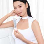 Louise Wong Instagram - 想看起來更有氣質內涵，除了提升自信之外，充滿內涵的護膚品都好緊要！ 最近我認識了充滿內涵的新朋友🤍💛佢就係連續16年日本銷量 No.1抗衰老護膚品牌，由資生堂集團創立的日本人氣膠原專家ELIXIR✨40年來專注膠原科研智慧，令肌膚彈潤散發「水玉光」 ✨咁有實力梗係要介紹埋俾大家啦😉 新推出 #高純維A重點抗皺精華霜 真係一試愛上，難怪連續６年成為No.1抗皺產品。佢有日本厚生勞動省唯一認證高純維他命A，新加入維A導入膠原精華，瞬即軟化角質層，讓高純維A更快速滲透至肌底，48小時膠原自生，2 個星期就可以改善深度紋理，堅持日日用，眼紋同笑紋真係有減淡到！ 每日出門口配合埋ELIXIR #亮白淨斑妝前防曬底霜 ，佢擁有日本厚生勞動省最高防曬標準SPF50 PA  ，無疑係實力派防曬專員，仲可以幫助皮膚促進膠原自生，同時溫和亮白成分m-傅明酸亦可抑制黑色素、預防色斑，令肌膚24小時深層保濕，輕鬆打造宛如天生的透明感！   如果你都想好似我咁每日皮膚都飽滿健康，充滿自然光澤感✨就快啲同佢握握手做個好朋友啦😉🤝 #ELIXIRHK #膠原專家ELIXIR #40年膠原科研 #連續16年日本No1 #水玉光