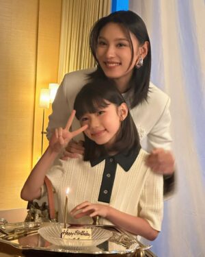 Louise Wong Instagram - HBD my little Affa👧🏻💖👩🏻

#🎂
#10yearsold
#loveyou4ever 
#momanddaughter