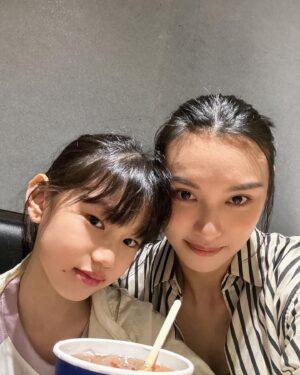 Louise Wong Instagram - HBD my little Affa👧🏻💖👩🏻

#🎂
#10yearsold
#loveyou4ever 
#momanddaughter