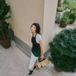 Louise Wong Instagram – A hug communicates a thousand words.💞🫂🫶🏻

@Ferragamo #FerragamoPF24 #FerragamoHugBag