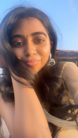 Lovelyn Chandrasekhar Instagram - What makes me smile? 🤔👻
.
.
.
Earrings: @inkaarijewellery