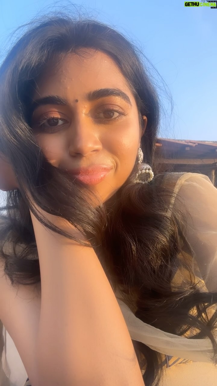 Lovelyn Chandrasekhar - 3.5K Likes - What makes me smile? 🤔👻
.
.
.
Earrings: @inkaarijewellery