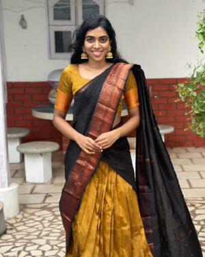 Lovelyn Chandrasekhar Instagram - 🌺

Outfit: @swarnasaris