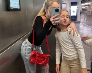 Luísa Gattai Instagram - Ontem foi dia de Alice. 
Minha metade;
Minha protegida;
Meu orgulho;
Minha melhor amiga. 
Te amo demais pequena, obrigada por iluminar meus dias♥️