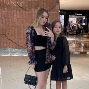 Luísa Gattai Instagram - Ontem foi dia de Alice. 
Minha metade;
Minha protegida;
Meu orgulho;
Minha melhor amiga. 
Te amo demais pequena, obrigada por iluminar meus dias♥️