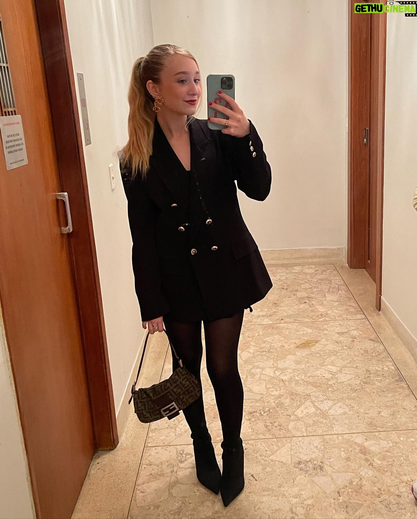 Luísa Gattai Instagram - Hey siri, play hotel California