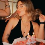 Lucía Gil Instagram - 26. 🎂✨ Me gusta mucho la gente que me rodea. Bienvenido sea el nuevo año… 🦋