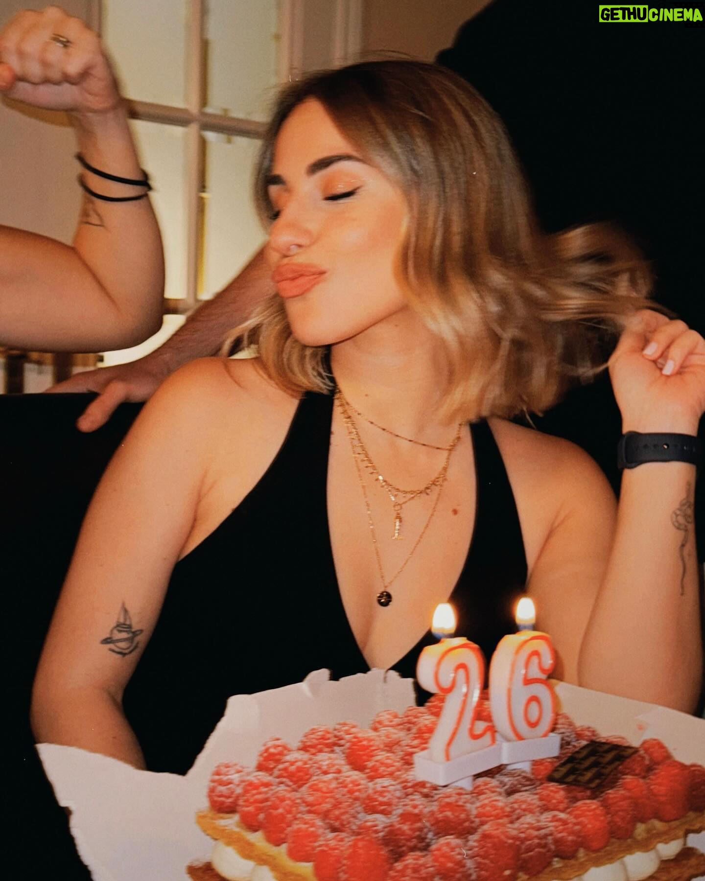 Lucía Gil Instagram - 26. 🎂✨ Me gusta mucho la gente que me rodea. Bienvenido sea el nuevo año… 🦋