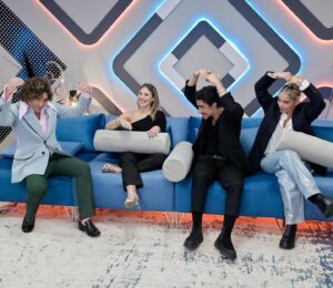 Lucía Gil Instagram - El programa de ayer fue 🤍 @duosincreibles_tve 
Oficialmente, @carlos_baute  somos un dúo increíble y vamos a ponerle todas nuestras ganas y cariño cada Martes para que disfrutéis desde casa. No podía tener un compañero mejor😊
 
Fue bonito conocer a @flavio.oficial Un artistazo al que admiro mucho. Ojalá en otro momento podamos hacer algo juntos🥹🫶🏼

La magia acaba de empezar! 
Let’s go!!!!! 🤍⭐️⚡️