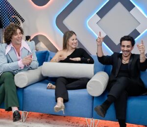 Lucía Gil Instagram - El programa de ayer fue 🤍 @duosincreibles_tve 
Oficialmente, @carlos_baute  somos un dúo increíble y vamos a ponerle todas nuestras ganas y cariño cada Martes para que disfrutéis desde casa. No podía tener un compañero mejor😊
 
Fue bonito conocer a @flavio.oficial Un artistazo al que admiro mucho. Ojalá en otro momento podamos hacer algo juntos🥹🫶🏼

La magia acaba de empezar! 
Let’s go!!!!! 🤍⭐️⚡️