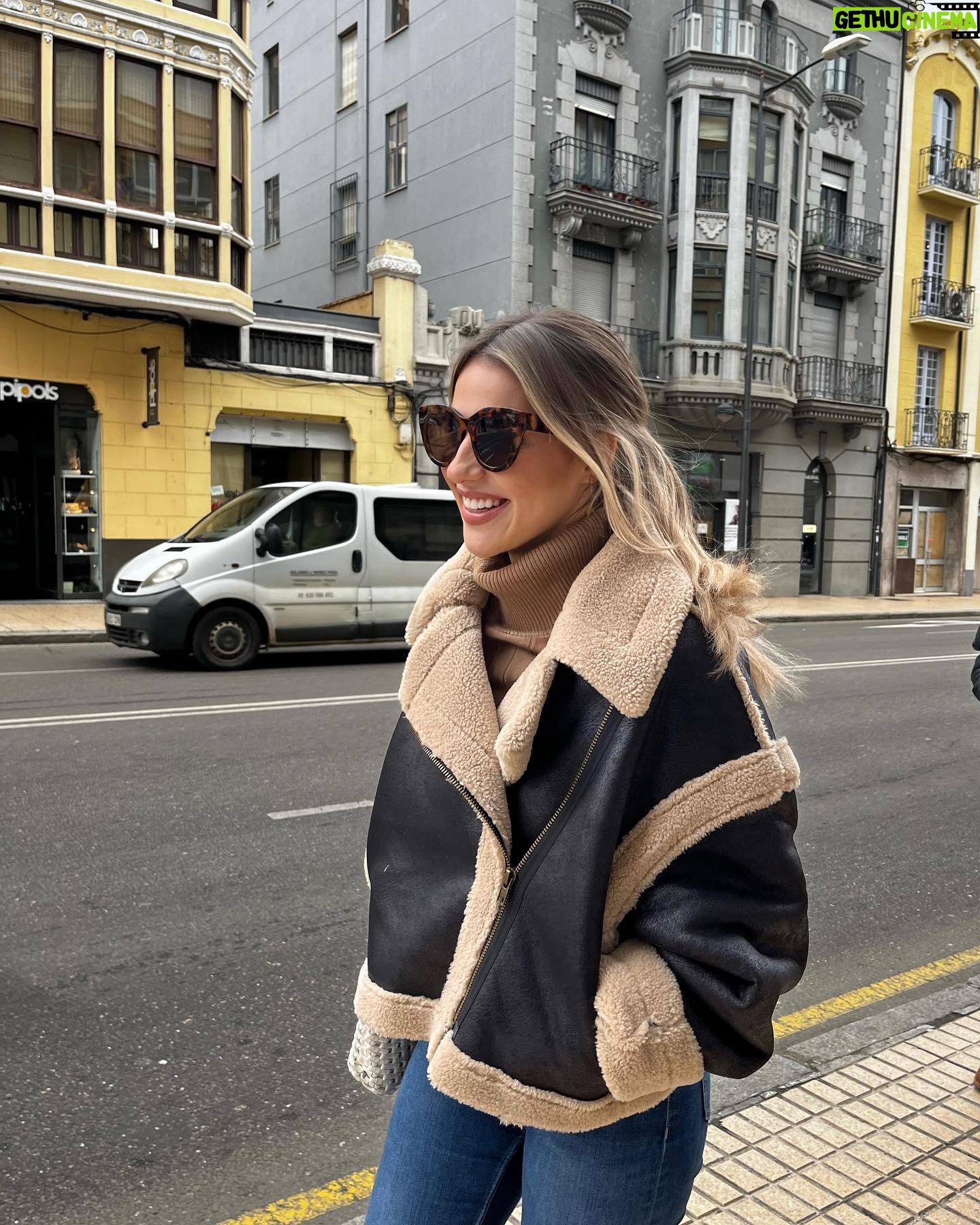 Lucía Gil Instagram - Maldita furgoneta 🚐 A -1 gradito. Por lo menos