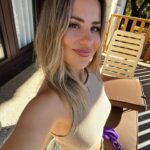 Lucía Gil Instagram - De todos los paisajes que podía escoger, elegí hacerme la foto en este 🤓 jajaja