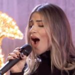 Lucía Gil Instagram - ¡Lucia Gil nos canta un medley de sus canciones favoritas de Navidad! ¿Preparados? #Mañaneros21D