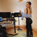 Lucía Gil Instagram - La máquina vuelve a funcionar 🤘🏼🖤 Creando el dibujo de lo siguiente .