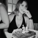 Lucía Gil Instagram - 26. 🎂✨ Me gusta mucho la gente que me rodea. Bienvenido sea el nuevo año… 🦋