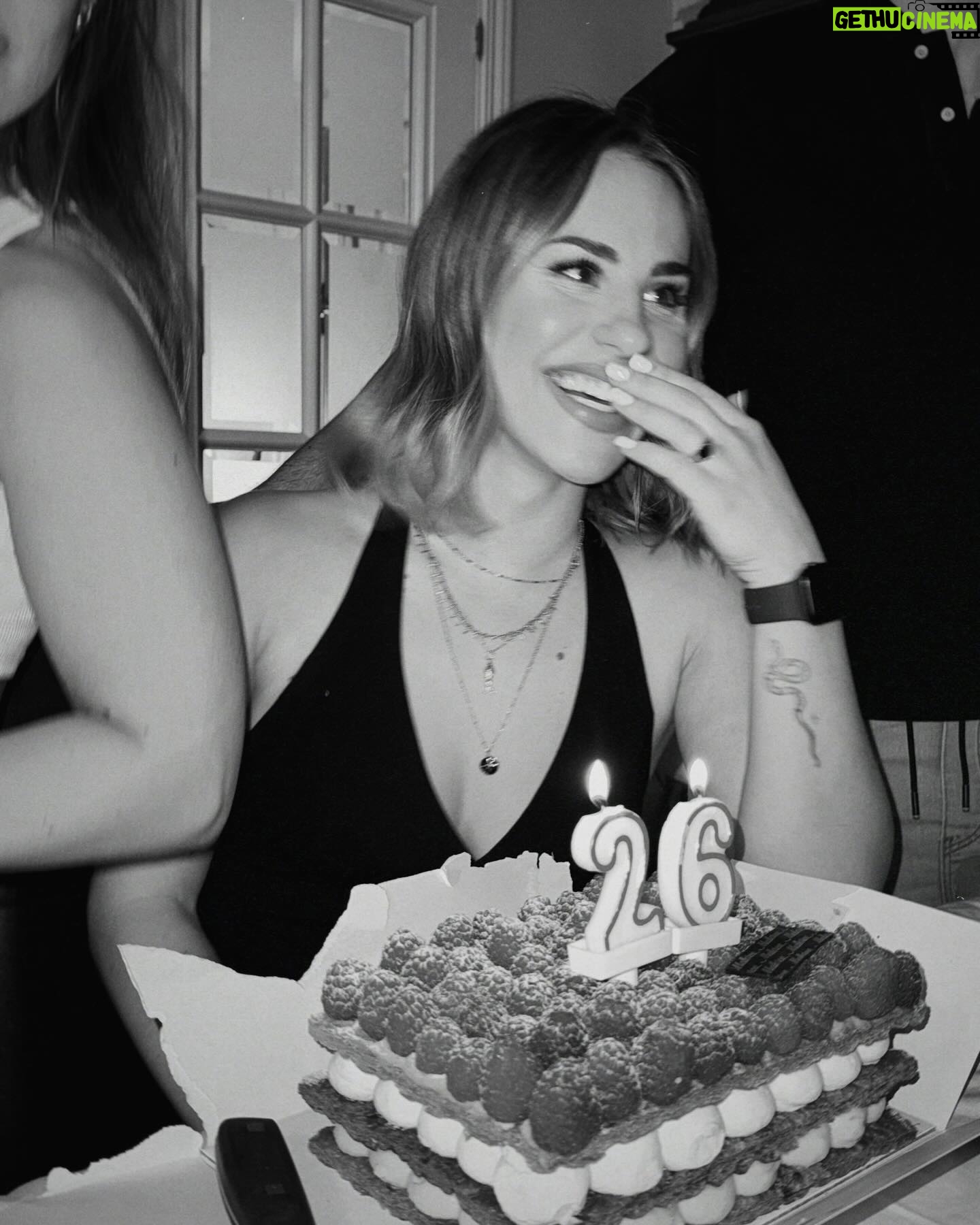 Lucía Gil Instagram - 26. 🎂✨ Me gusta mucho la gente que me rodea. Bienvenido sea el nuevo año… 🦋