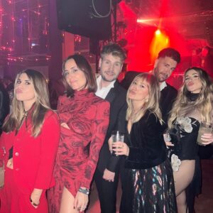 Lucía Gil Instagram - @premiosidolo 2024✨ Vivirlo con ellos lo mejor🤍
👗 @malne_official FLIPO! 
💆🏼‍♀️ @belencasado_  @lorealpro