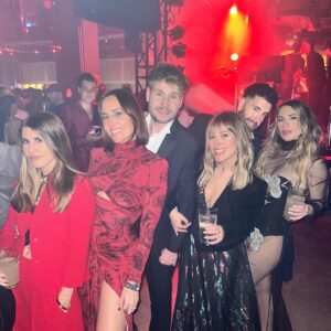 Lucía Gil Instagram - @premiosidolo 2024✨ Vivirlo con ellos lo mejor🤍
👗 @malne_official FLIPO! 
💆🏼‍♀️ @belencasado_  @lorealpro