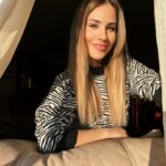 Lucía Gil Instagram – Esta semana estuve en Zamora para conocer al más pequeño de la familia y pasar tiempo con mi abuela, la más mayor.
Por un lado hablamos de chupetes y lactancia, y por otro de cómo se apaña una persona mayor para vivir sola. 
El principio y el tramo final del viaje.
Dos días bien aprovechados llenos de momentos de esos que guardas en un lugar especial. De los que se quedan en el hueco que reservas para cosas importantes.
Me encanta estar en Zamora, porque aún solo hay espacio para estar alegre. 
Los paseos en los que siempre te encuentras con conocidos, los cafés con amigos, la casa de mis tíos. 
Hagas lo que hagas siempre hay alguien que quiere verte. Siempre hay un plato en la mesa para ti. Allí está mi familia y muchos de los recuerdos más felices que tengo. 
Qué suerte poder sentir que tengo tantas casas en el mundo. Estoy forrada! 😌🤍