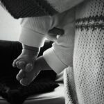 Lucía Gil Instagram – Esta semana estuve en Zamora para conocer al más pequeño de la familia y pasar tiempo con mi abuela, la más mayor.
Por un lado hablamos de chupetes y lactancia, y por otro de cómo se apaña una persona mayor para vivir sola. 
El principio y el tramo final del viaje.
Dos días bien aprovechados llenos de momentos de esos que guardas en un lugar especial. De los que se quedan en el hueco que reservas para cosas importantes.
Me encanta estar en Zamora, porque aún solo hay espacio para estar alegre. 
Los paseos en los que siempre te encuentras con conocidos, los cafés con amigos, la casa de mis tíos. 
Hagas lo que hagas siempre hay alguien que quiere verte. Siempre hay un plato en la mesa para ti. Allí está mi familia y muchos de los recuerdos más felices que tengo. 
Qué suerte poder sentir que tengo tantas casas en el mundo. Estoy forrada! 😌🤍