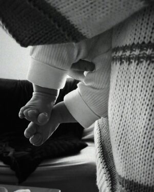 Lucía Gil Instagram - Esta semana estuve en Zamora para conocer al más pequeño de la familia y pasar tiempo con mi abuela, la más mayor.
Por un lado hablamos de chupetes y lactancia, y por otro de cómo se apaña una persona mayor para vivir sola. 
El principio y el tramo final del viaje.
Dos días bien aprovechados llenos de momentos de esos que guardas en un lugar especial. De los que se quedan en el hueco que reservas para cosas importantes.
Me encanta estar en Zamora, porque aún solo hay espacio para estar alegre. 
Los paseos en los que siempre te encuentras con conocidos, los cafés con amigos, la casa de mis tíos. 
Hagas lo que hagas siempre hay alguien que quiere verte. Siempre hay un plato en la mesa para ti. Allí está mi familia y muchos de los recuerdos más felices que tengo. 
Qué suerte poder sentir que tengo tantas casas en el mundo. Estoy forrada! 😌🤍