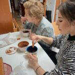 Lucía Gil Instagram – Esta semana estuve en Zamora para conocer al más pequeño de la familia y pasar tiempo con mi abuela, la más mayor.
Por un lado hablamos de chupetes y lactancia, y por otro de cómo se apaña una persona mayor para vivir sola. 
El principio y el tramo final del viaje.
Dos días bien aprovechados llenos de momentos de esos que guardas en un lugar especial. De los que se quedan en el hueco que reservas para cosas importantes.
Me encanta estar en Zamora, porque aún solo hay espacio para estar alegre. 
Los paseos en los que siempre te encuentras con conocidos, los cafés con amigos, la casa de mis tíos. 
Hagas lo que hagas siempre hay alguien que quiere verte. Siempre hay un plato en la mesa para ti. Allí está mi familia y muchos de los recuerdos más felices que tengo. 
Qué suerte poder sentir que tengo tantas casas en el mundo. Estoy forrada! 😌🤍