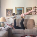 Lucía Gil Instagram – Esta semana estuve en Zamora para conocer al más pequeño de la familia y pasar tiempo con mi abuela, la más mayor.
Por un lado hablamos de chupetes y lactancia, y por otro de cómo se apaña una persona mayor para vivir sola. 
El principio y el tramo final del viaje.
Dos días bien aprovechados llenos de momentos de esos que guardas en un lugar especial. De los que se quedan en el hueco que reservas para cosas importantes.
Me encanta estar en Zamora, porque aún solo hay espacio para estar alegre. 
Los paseos en los que siempre te encuentras con conocidos, los cafés con amigos, la casa de mis tíos. 
Hagas lo que hagas siempre hay alguien que quiere verte. Siempre hay un plato en la mesa para ti. Allí está mi familia y muchos de los recuerdos más felices que tengo. 
Qué suerte poder sentir que tengo tantas casas en el mundo. Estoy forrada! 😌🤍