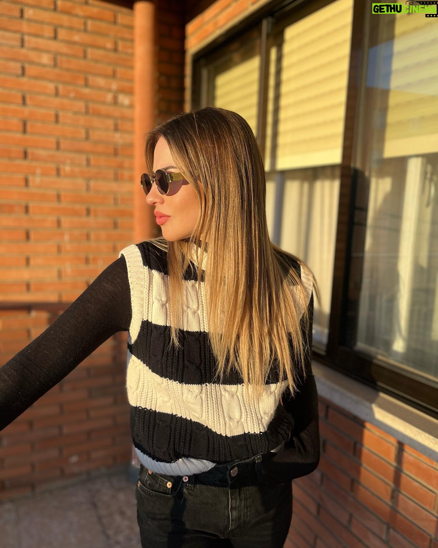 Lucía Gil - 5.4K Likes - Esta semana estuve en Zamora para conocer al más pequeño de la familia y pasar tiempo con mi abuela, la más mayor.
Por un lado hablamos de chupetes y lactancia, y por otro de cómo se apaña una persona mayor para vivir sola.
El principio y el tramo final del viaje.
Dos días bien aprovechados llenos de momentos de esos que guardas en un lugar especial. De los que se quedan en el hueco que reservas para cosas importantes.
Me encanta estar en Zamora, porque aún solo hay espacio para estar alegre.
Los paseos en los que siempre te encuentras con conocidos, los cafés con amigos, la casa de mis tíos.
Hagas lo que hagas siempre hay alguien que quiere verte. Siempre hay un plato en la mesa para ti. Allí está mi familia y muchos de los recuerdos más felices que tengo.
Qué suerte poder sentir que tengo tantas casas en el mundo. Estoy forrada! 😌🤍