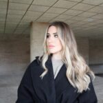 Lucía Gil Instagram – Bufanda de pelo y abrigo negro. Mala combinación 🥲