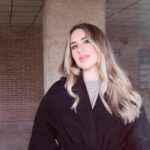 Lucía Gil Instagram – Bufanda de pelo y abrigo negro. Mala combinación 🥲