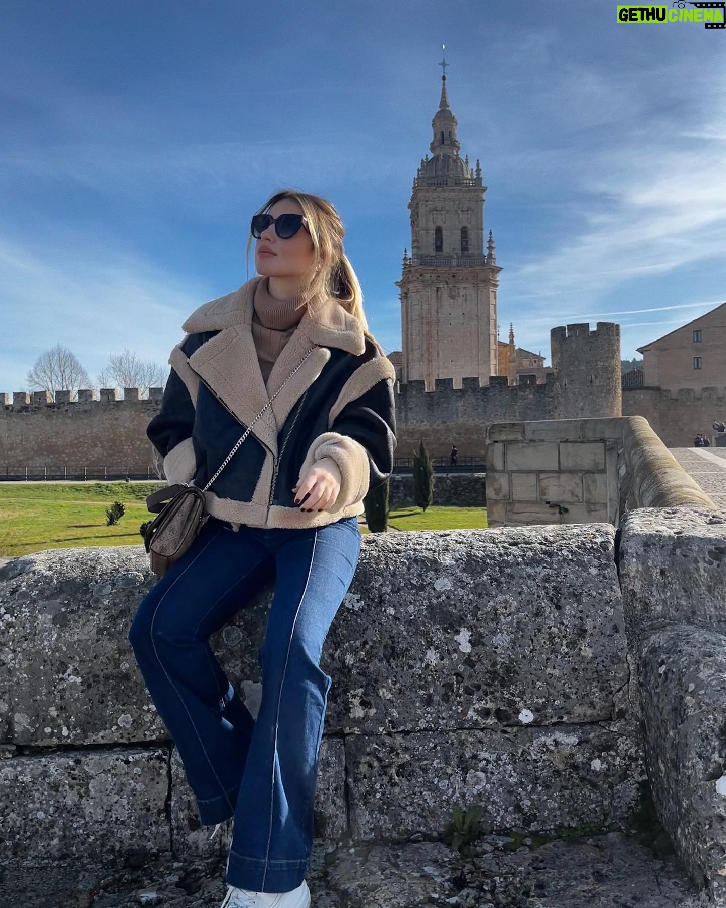 Lucía Gil Instagram - Estoy yo ahora mismo al sol en el campo? 🌾NO Estoy estudiando como siempre taaaarde… pero ya me queda poco para volver a ser libre y dedicarme a mis cosas. Os dejo esta foto tan bucólica en un pueblo chulisimo de Soria 😂 Porque así me ha apetecido. 🤍