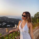 Lucía Gil Instagram - Qué cosas se me ocurren , todo esto es tan pueril . Si yo solo pasaba, pasaba por aquí 🎶 Una foto tonta del verano que se agota💫