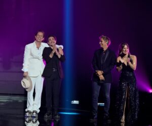 Lucía Gil Instagram - 💗GRACIAS @duosincreibles_tve por esta experiencia única🤍 
Ha sido tan especial poder disfrutar de la música y ver brillar a tantos compañeros.
Enhorabuena @cotioficial y @gonzalohermida por la más que merecida 🏆 ! 
Gracias @carlos_baute , ha sido un regalo que hayamos sido equipo🫶🏼
Viva Dúos increíbles 
Nos vemos el año que viene , no? 👏🏻😂