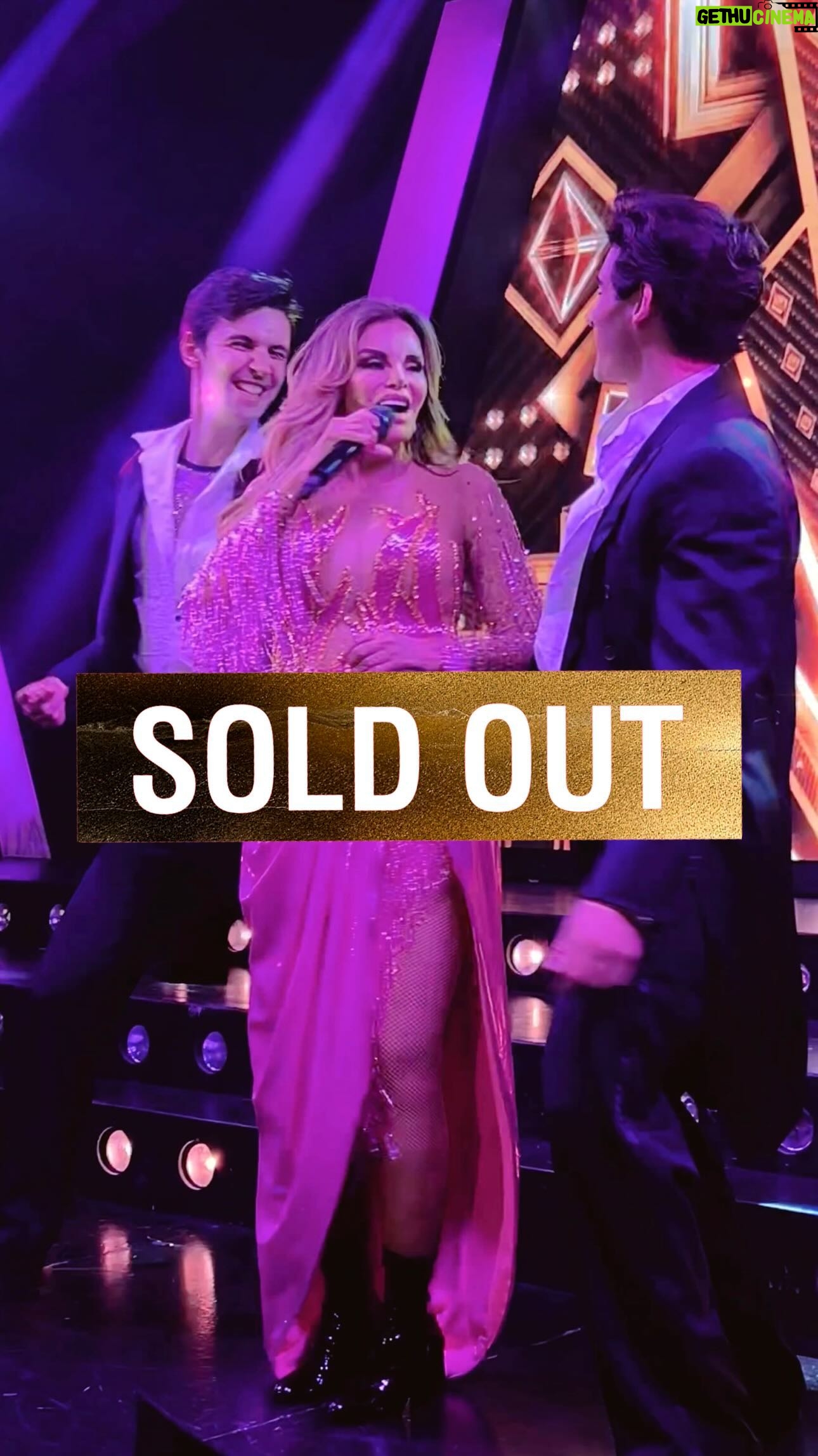 Lucía Méndez Instagram - Primera noche, primer SOLD OUT en Lucía Méndez es Vedette. Gracias a todos por su asistencia. Nos vemos hoy sábado otra vez, ¡quedan pocos boletos! @luciamendezof #cabaret #vedette #concierto #cdmx #quehacer #weekend #viernes #sabado #teatro #concierto #musica #luciamendez #novelas #periodismo #espectaculos #televisa #television #siemprereinas #netflix #neflixlat #drama #nomeimporta #dianasalazar #mariaelena #nochesdecabaret #elpatio #reforma #centronocturno #mayo #2024 #fashion