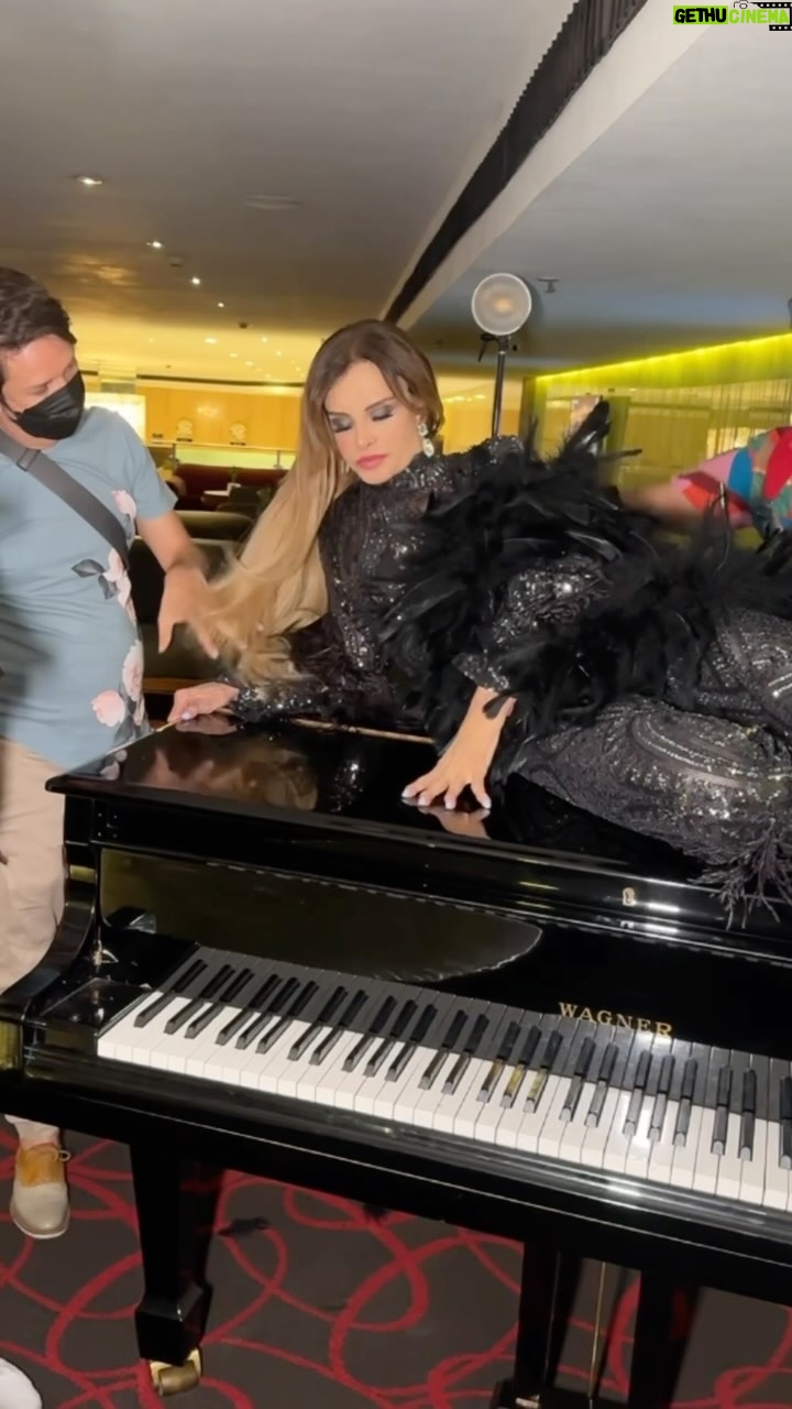 Lucía Méndez Instagram - Viernes y Sábados te espero en el Fiesta Americana Reforma @vedetteshow Boletos 🎫 al 55 6066 2227 #whatsapp📲 o puedes comprarlo en el link que está en perfil, No te lo puedes perder. 💖💖💖 outfit @samuelgiron #cabaret #nochesdecabaret #iwannacallmylawyer #nomevoyaparar #luciamendez #crnentertainment #vedette @crnentertainmentmx