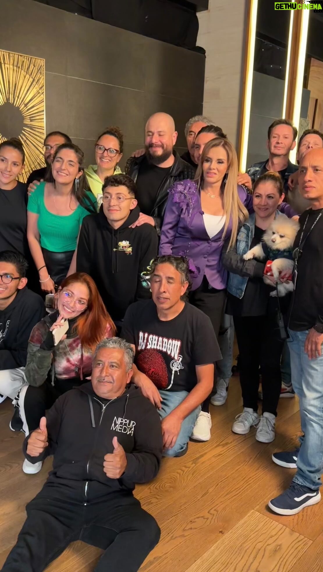 Lucía Méndez Instagram - Les mando un beso enorme a la producción de Siempre Reinas 2, son Maravillosos, los quiero. 💋
