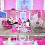 Lucía Méndez Instagram - Probando la experiencia Vivir by Lucia Mendez en #pinkypromise 💖💕 Adquierelo en www.fuller.com.mx 💖💕 #feromonas #fragancia #perfume #vivir #luciamendez 💖🫶 #barbie #pink #barbiepink #barbiedoll #barbiestyle #barbiegirl #barbiegram #barbiefashion 💖💕