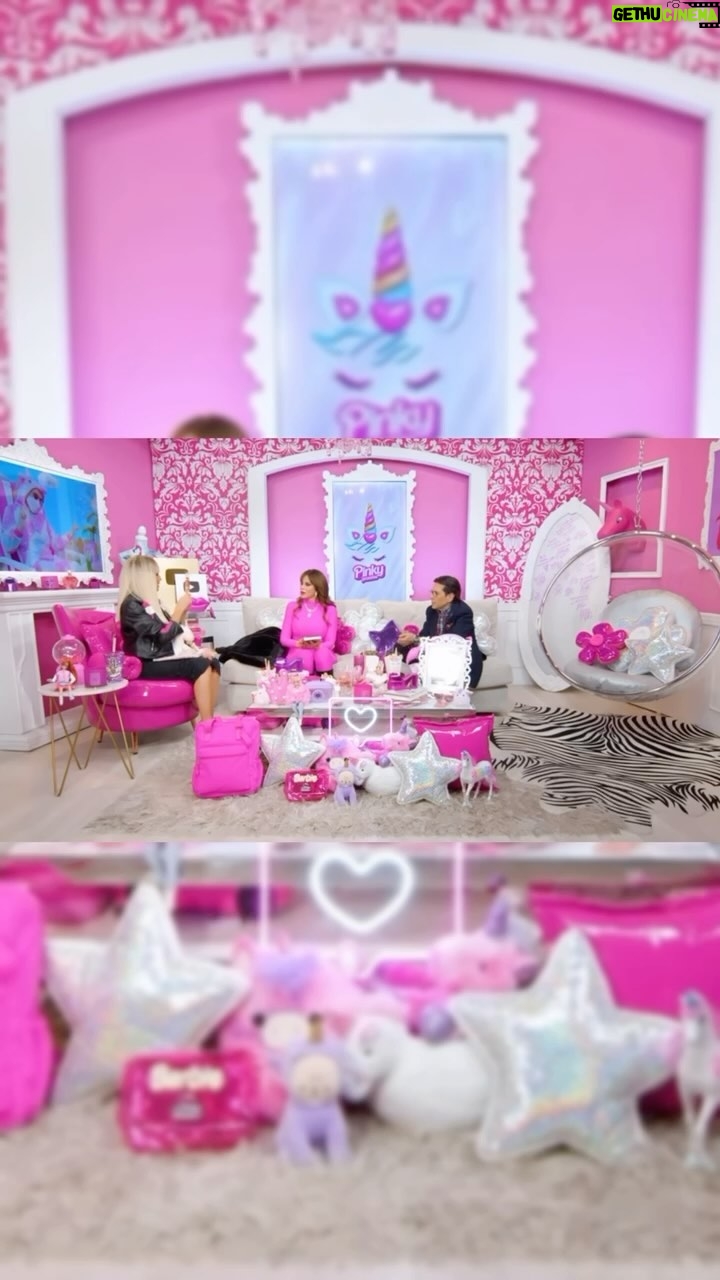 LucΓa MΓ©ndez Instagram - Probando la experiencia Vivir by Lucia Mendez en #pinkypromise ππ Adquierelo en www.fuller.com.mx ππ #feromonas #fragancia #perfume #vivir #luciamendez ππ«Ά #barbie #pink #barbiepink #barbiedoll #barbiestyle #barbiegirl #barbiegram #barbiefashion ππ