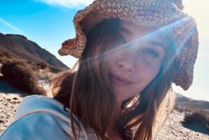 Lucía Guerrero Instagram - Fue divertido conducir un meari por el desierto y el rodaje explorando Almería todavía más.

Inaugurando nuestro #benditoverano con @springfieldofficial 

Gracias a unas compañeras y a un equipo con mucho talento ♥️