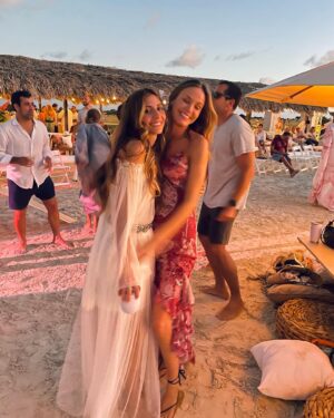 Lucía Guerrero Instagram - The place to retire 🐚

Nos enamoramos de vuestra tierra @mischkac @kinterow