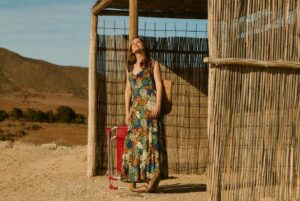Lucía Guerrero Instagram - Fue divertido conducir un meari por el desierto y el rodaje explorando Almería todavía más.

Inaugurando nuestro #benditoverano con @springfieldofficial 

Gracias a unas compañeras y a un equipo con mucho talento ♥️